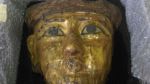 Un ciudadano egipcio entrega al gobierno de Egipto una máscara funeraria que le había regalado un amigo