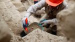 Arqueólogos rusos descubren un entierro con momia único en Egipto